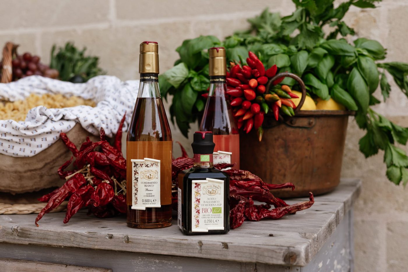 Balsamico und Condimento Bianco zwischen Chili und Basilikum