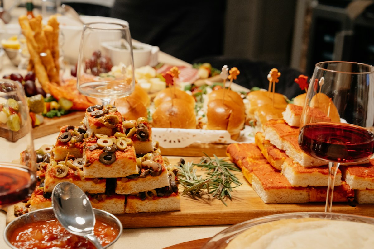 Gedeckter Tisch mit Antipasti und Wein