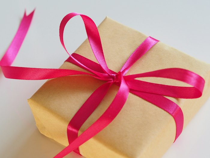 Geschenk mit pinker Schleife