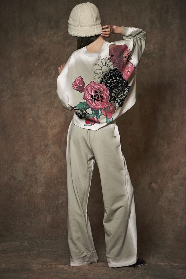 Helles Sweatshirt mit Rosenprint auf dem Rücken