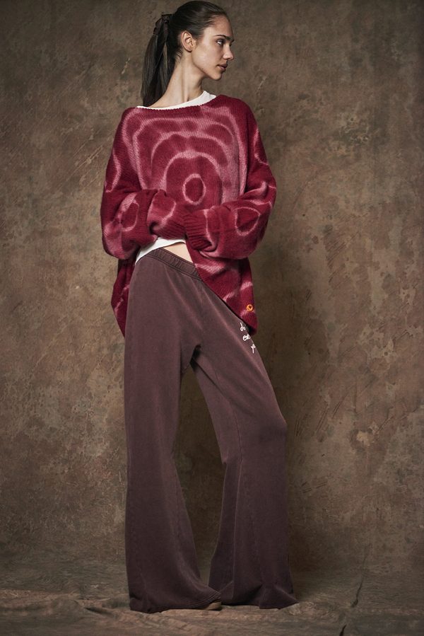 Beerenfarbener Pullover mit Batikmuster und weite Hose