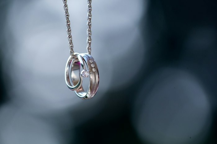 Silberne Kette mit Ringanhänger