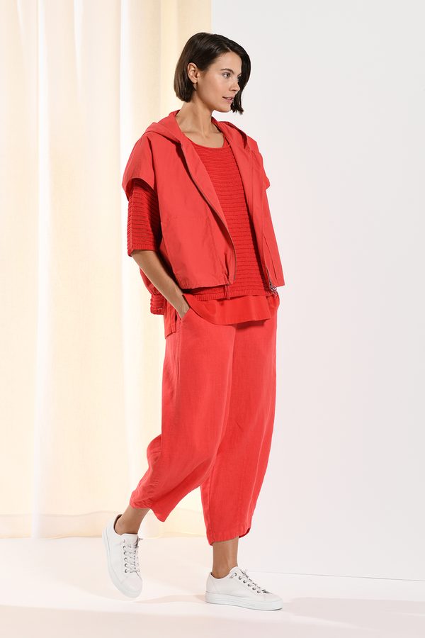 Rote Jacke mit Kapuze und weite rote Hose