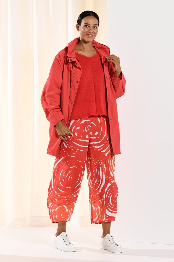 Rote Jacke und Hose mit Spiralmuster